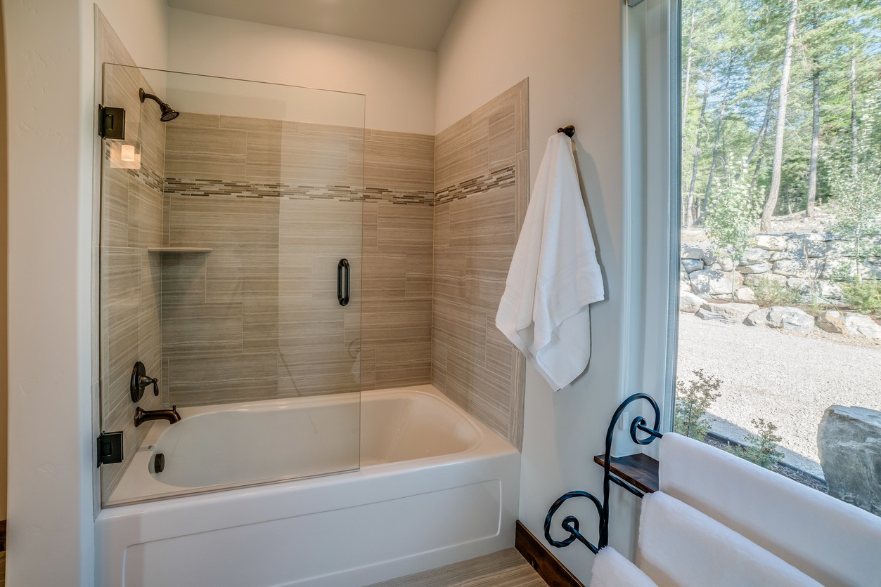 Shower & Tub Repair in Relampago